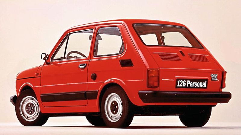 Während der 126 in Deutschland den Zusatznamen „Bambino“ erhielt, ergänzte man in Italien ein „Personal 4“. Insgesamt entstanden von dem Kleinwagen mehr als 4,7 Millionen Einheiten. (Bild: Fiat)
