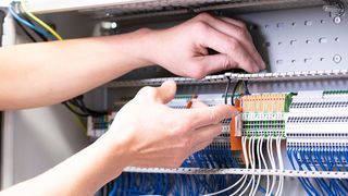 Für Spie Buchmann lässt sich mit der Wago Reihenklemme Topjob S mit Hebel der Wechsel von verschiedenen Anschlüssen in einer kürzeren Zeit bewerkstelligen. (Wago)