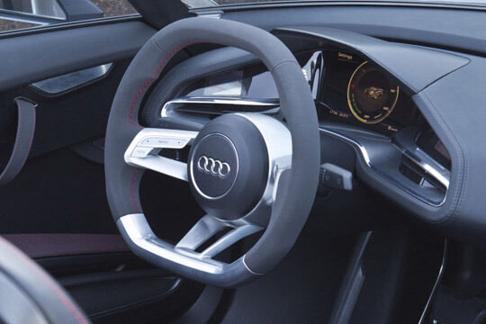 Innen ist der E-Tron Spyder sehr futuristisch eingerichtet. (Audi)