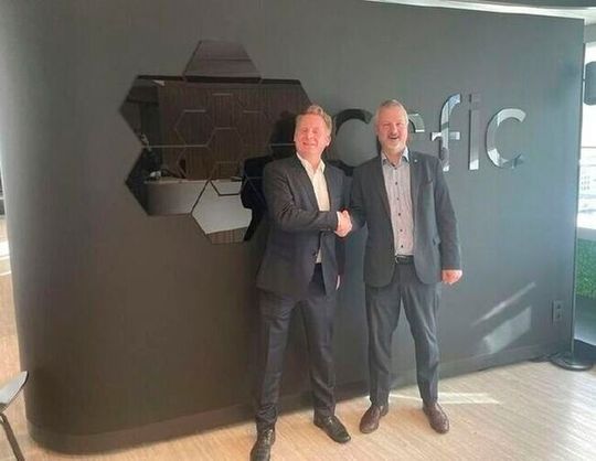 Handshake in Brussels between Harald Dialer, Executive Vice President UPM Biorefining & Technology; and Marco Mensink, Director General of Cefic. (Source:  UPM)