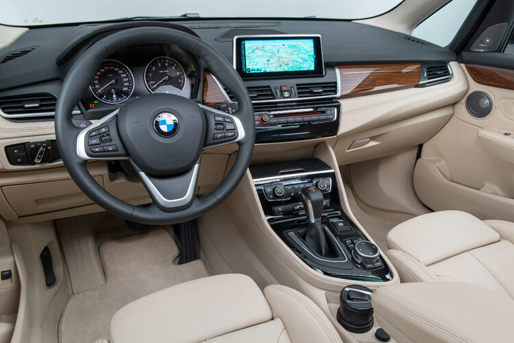 Hinter dem Lenkrad fühlt man sich gleich zu Hause – und wie in einem BMW. (Foto: BMW)