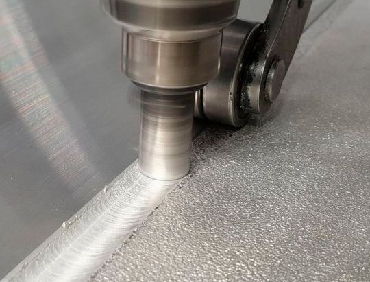 Was man hier sieht ist, wie eine Schweißnaht durch Rührreibschweißen entsteht. Das Verfahren hat sich etwa bei der Fertigung von dichten Batteriewannen aus Aluminium bewährt. Doch es entstehen dabei auch komplexe Grate. Wie diese entfernt werden können, weiß MTM ...(Bild:  Riften)