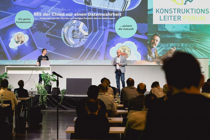 Wie Anwender mit cloudbasierten Lösungen zur einen Datenwahrheit kommen und so kooperativ von der Idee bis zum fertigen Produkt effizient zusammenarbeiten, zeigten Martin Meingassner (im Bild links), Development Engineer, Hirschvogel Innovation Center GmbH & Co. KG, und Zsolt Engli, Vertriebs- und Digitalisierungsexperte, sehr eindrucksvoll live an einem 140-Euro-Laptop.  (Bild: Stefan Bausewein/VCG)