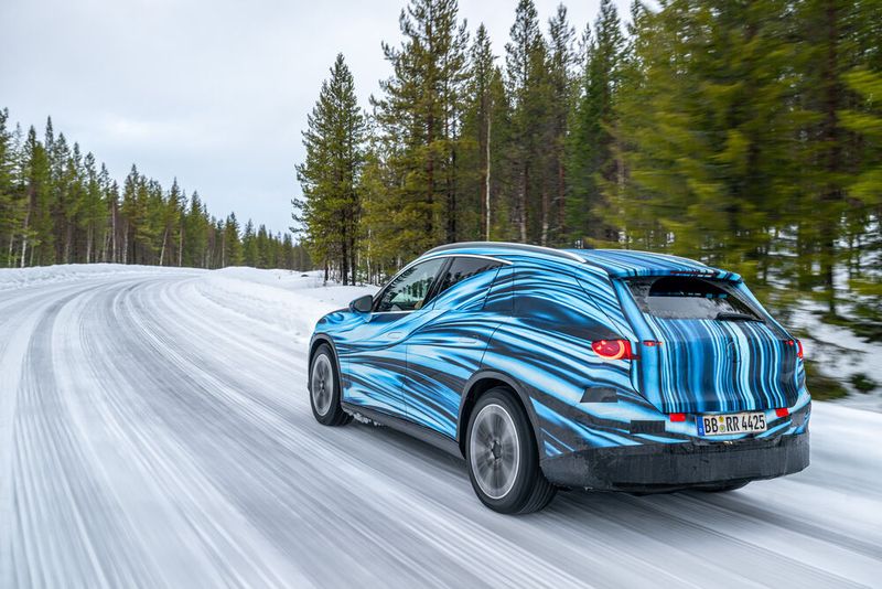 Die GLC-Prototypen sind noch kräftig mit weiß-blau-schwarzer Folie getarnt. (Bild: Mercedes-Benz)