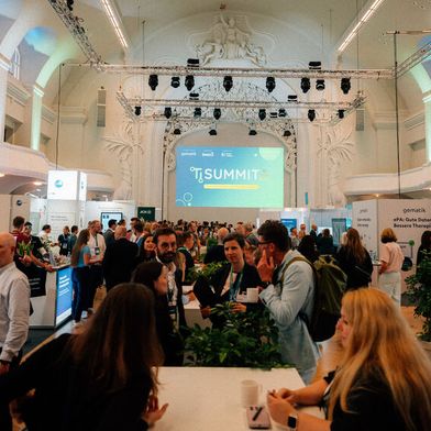 Über 1.300 Teilnehmende kamen zum 2. TI-Summit am 7. und 8. Oktober in Leipzig. (Bild: WACH Studio GmbH)