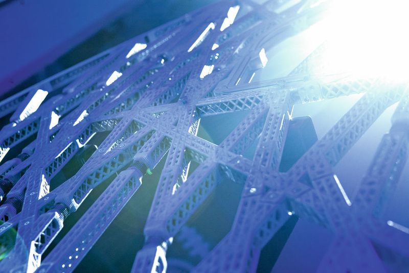 Zusammen mit Autodesk entwickelte Airbus eine Kabinentrennwand und druckte sie mittels additiver Fertigung: Sie ist dank Hilfe durch die Software leichter und stabiler als jedes Design eines Menschen. (Autodesk)