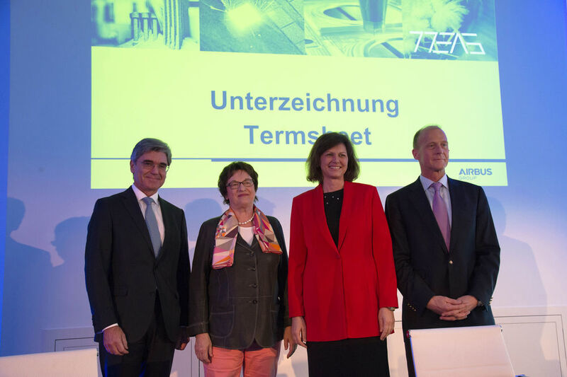 Siemens-Chef Joe Kaeser (links)und Airbus-CEO Tom Enders (rechts) haben am 7.April in Ottobrunn bei München eine entsprechende Kooperationsvereinbarung unterzeichnet. Das Ziel: bis zum Jahr 2020 die technische Machbarkeit verschiedener hybrid-elektrischer Antriebssysteme nachzuweisen. Mit von der Partie: Parl. Staatssekretärin Brigitte Zypries (2.v.l.), Koordinatorin der Bundesregierung für Luft- und Raumfahrt Bundesministerium für Wirtschaft und Energie sowie Ilse Aigner, Stellv. Ministerpräsidentin und Bayerische Staatsministerin für Wirtschaft, Medien, Energie und Technologie. (Siemens)