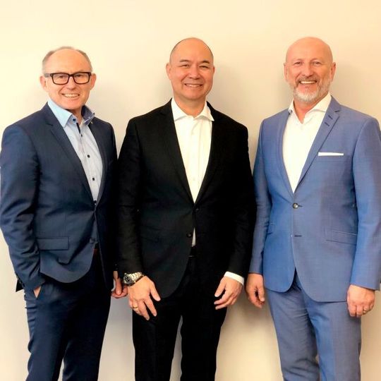 Techno-Aufsichtsrat Michael Ziegler, Architekt Jürgen Papadopoulos und Techno-Geschäftsführer Georg Wallus (v. li.) unterstützen die Fabrikatshändler bei ihrer Bauplanung.                  (Bild:  Papadopoulos)