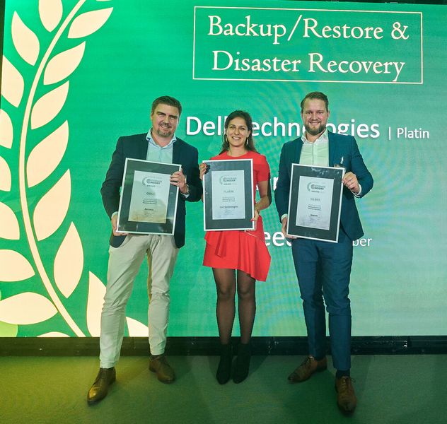 Die ebenfalls traditionelle Kategorie „Backup/Restore & Disaster Recovery“ – auf Grund von Ransomware & Co. aktueller denn je – kommt an zweiter Stelle der Storage-Insider-Awards. Hier dürfen sich freuen (von links): Markus Fritz (Acronis, Gold), Geraldine Schurek (Dell Technologies, Platin) und Thomas Sandner (Veeam, Silber). (Bild: krassevideos.de / VIT)