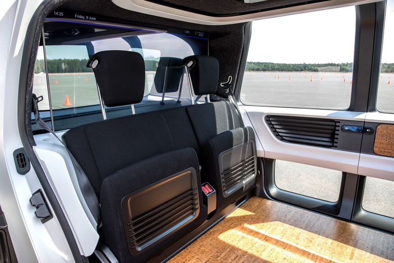 Bei Nichtnutzung lassen sich die Sitze wegklappen. (Bild: VW)