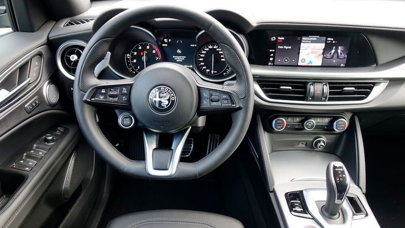 Innen erwartet uns im Stelvio ein aufgeräumtes Cockpit mit logisch angeordneten Bedienflächen, Knöpfen und Schaltern. (Bild: Schreiner – »kfz-betrieb«)