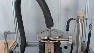 Um die Einsatzfähigkeit von Schaumstoffen für Leichtbau-Sandwiches unter Temperatur zu testen, hat das Fraunhofer-ICT diesen hydrostatischen Druckprüfstand entwickelt. (Fraunhofer-ICT)