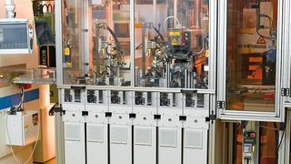 Bild 1: Bosch in Australien fertigt und prüft Funkschlüssel für Fahrzeuge im 
3-Schicht-Betrieb auf einer Desktop-Factory-Anlage von Rexroth. (Archiv: Vogel Business Media)