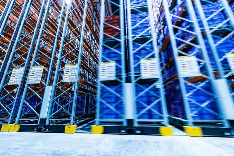 Rack in Motion: Verschieberegale von SSI Schäfer sollen neben hoher Dynamik einen optimierten Füllgrad und kurze Zugriffszeiten bieten. (SSI Schäfer)