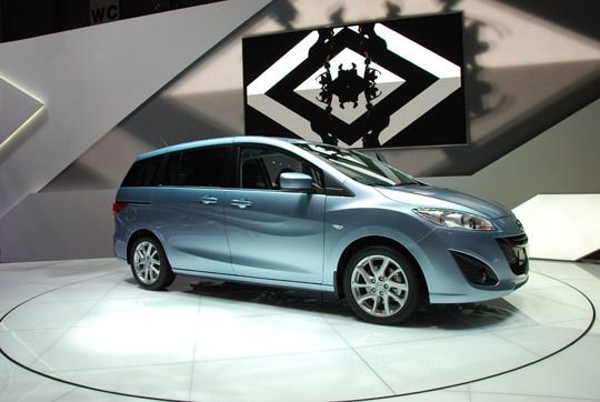 Der neue Mazda 5 besticht auf den ersten Blick durch die außergewöhnliche, geschwungene Seitenlinie. (Archiv: Vogel Business Media)