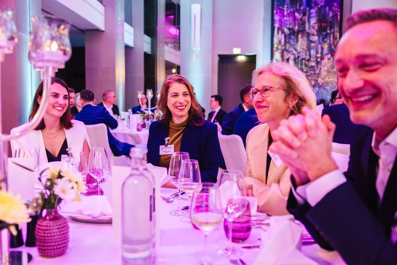 Milena Old (l.) und Jessica Liebig vom ITZBund am Tisch mit Anne Eyb und Marco Zwanzig (Computacenter). (Bild: Offenblende)