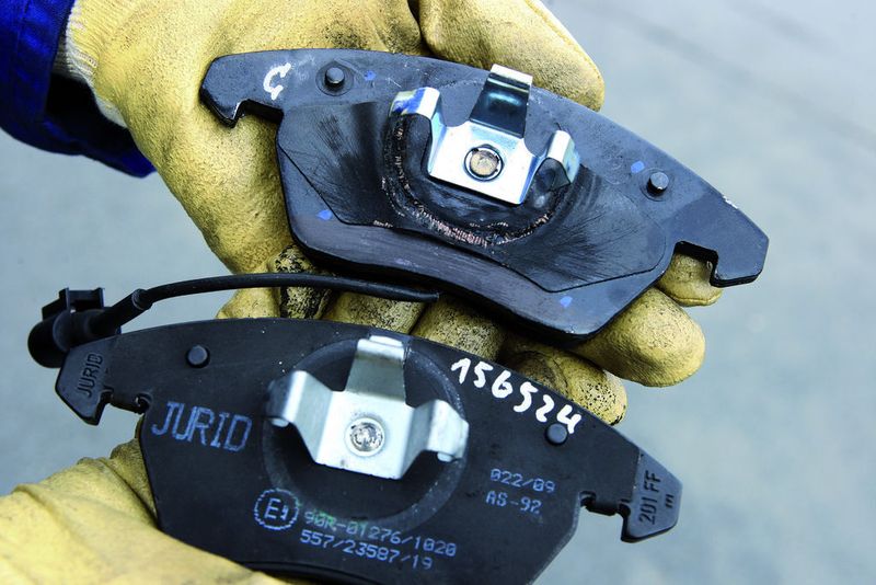 Auch auf der Rückseite zeigt der günstige Zubehör-Bremsbelag nach dem Test erhebliche Auflösungserscheinungen.  (Foto: Honeywell)