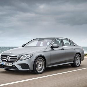Die Mercedes E-Klasse war 2017 weltweit das beliebteste Fahrzeug in der Oberen Mittelklasse. 385.350 Stück konnten die Stuttgarter im vergangenen Jahr verkaufen.