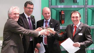 Die ersten Profinet Conformance Class C Zertifikate wurden anlässlich der Hannover Messe an Hilscher und Siemens vergeben. V.l.n.r: Dr. Peter Wenzel, PNO; Xaver Schmidt und André Loburg, Siemens; Hans-Jürgen Hilscher, Hilscher (Archiv: Vogel Business Media)