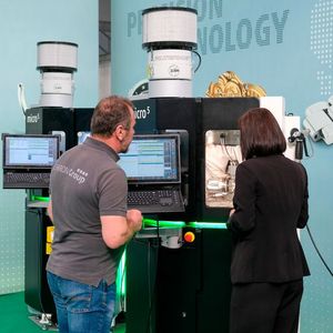 Beispiel für 5Xcellence, für das 5-Achs-Bearbeiten anspruchsvoller Werkstücke in einer Aufspannung mit geringsten Toleranzen: die Micro5 für filigrane Präzisionskomponenten.(Bild:  Chiron)