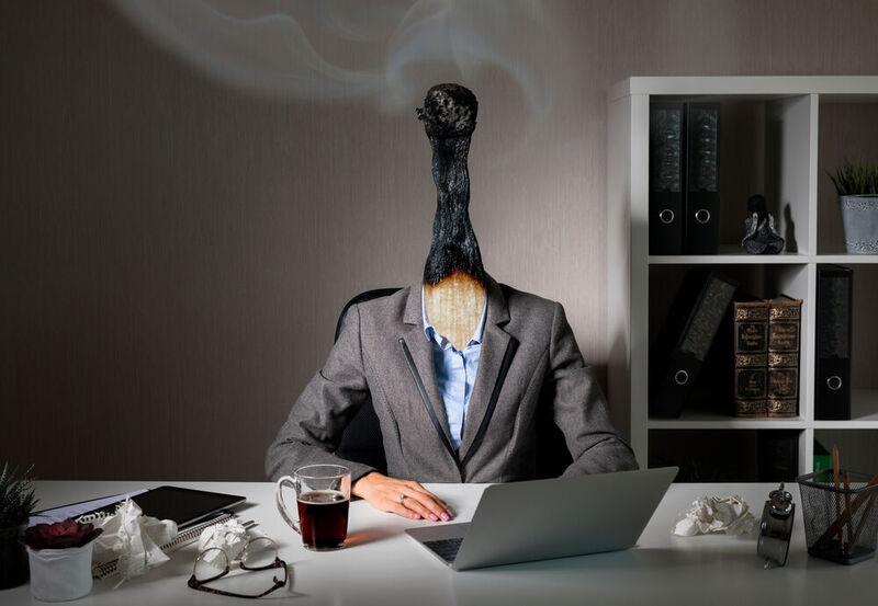 Workaholismus ist das exzessive Bedürfnis nach Arbeit und endet häufig in Burnout. 