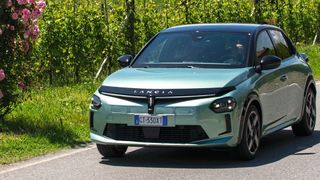 Weil der Lancia-Neustart in Deutschland parallel zur Einführung des Agenturvertriebs bei Stellantis laufen soll, kommt der Ypsilon erst 2025 zu den Vertriebspartnern. (Bild: Lancia)