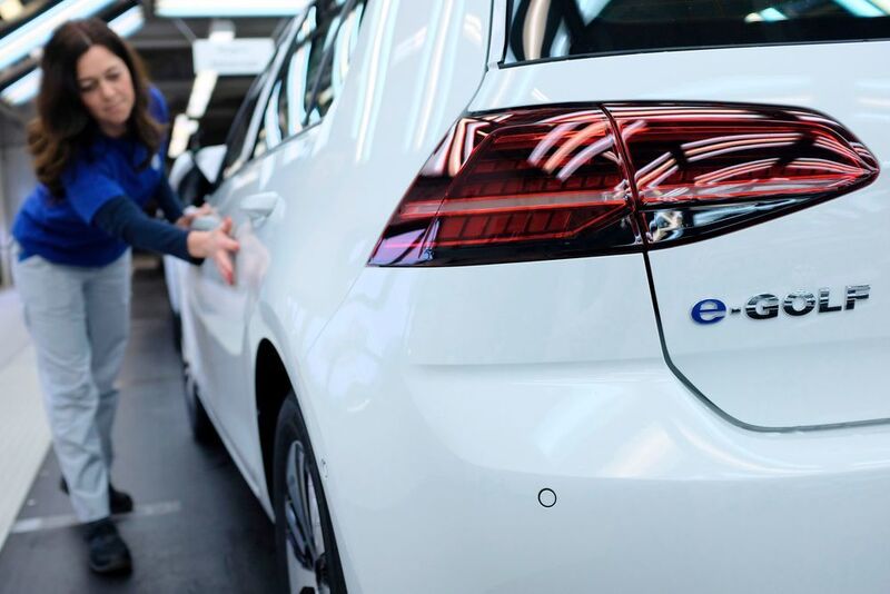 Im Zuge der Produktionsausweitung wird ein Großteil der Fertigungsmitarbeiter, die bislang zumeist am benachbarten Produktionsstandort in Zwickau und Chemnitz eingesetzt waren, wieder am Standort in Dresden tätig sein. (Volkswagen)