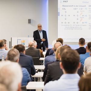 Macht sich für das Thema Wasserstoff-Netze mit Bürgerbeteiligung stark: Hydrogenious-Gründer, LOHC-Experten UND FPF-Programmbeirat Prof. Eberhard Schlücker(Bild:  Stefan Bausewein)