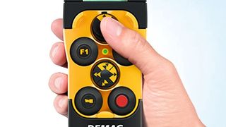 Die Demag-Kran-Funksteuerung der dritten Generation mit Mini-Joysticks (DRC-MJ) ist das Ergebnis eines ergonomischen Konzepts für die Einhandbedienung von Kranen. (Bild: Demag)