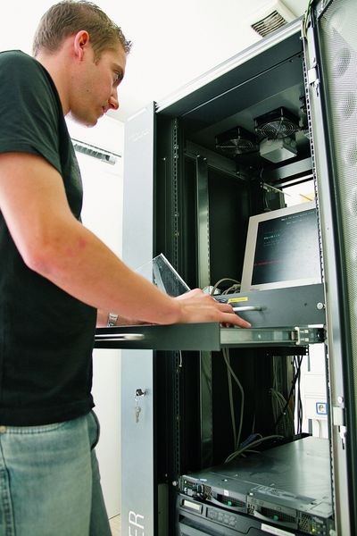 Ein Mitarbeiter der Firma Rednet bei der Konfiguration eines Servers. (Archiv: Vogel Business Media)