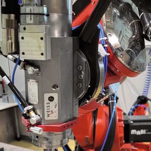 Bild 1: Hochpräzise Oberflächenbearbeitung mit Hilfe eines Roboters – eine Ausgleichseinheit hält Anpresskraft und Abtrag beim Schleifen von Freiformflächen konstant.(Bild:  Fraunhofer IWU)