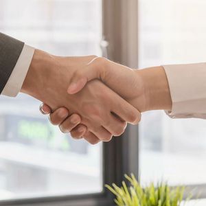 Übernehmen Sie Verantwortung! Falls Sie einen Fehler gemacht haben, sollten Sie sich in diesem Fall bemühen, auch Ihr Gegenüber zu verstehen. Auch wenn es schwer ist, es sich einzugestehen – Fehler macht jeder! Reagieren Sie deshalb auf etwaige Kommentare sachlich und übernehmen Sie Verantwortung. Anschließend kann gemeinsam nach einer Lösung gesucht werden.(Bild:  © KMPZZZ – stock.adobe.com)