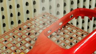 Lackiert man Kunststoffteile für den Automobil-Innenraum mit UV-Lacken statt Zweikomponentenlacken, lassen sich viele Vorteile nutzen. (Bild: Mankiewicz)