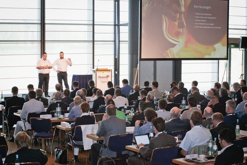 Von Partner zu Partner: Dino Bordonaro (Bordonaro IT) und Björn Steinecke (Tec Networks) geben einen Impuls zum Thema Azure Stack. (Synaxon)