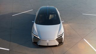 Das Design der Studie LF-Z Elektro soll den neuen Antrieb widerspiegeln: Die Front ist geschlossen und trägt keinen klassischen Kühlergrill mehr. (Bild: Lexus)