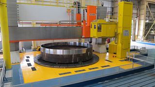 Alstom Brasilien fertigt Großbauteile für Turbinen auf 4-achsiger Karusselldrehmaschine von Schiess, Aschersleben. (Bild: Schiess)