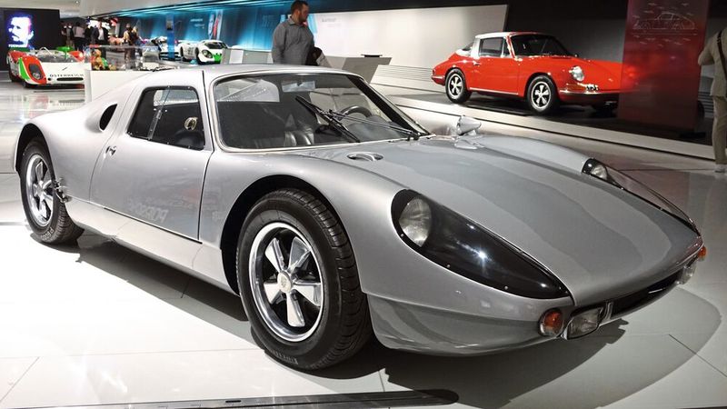 Der 904, offiziell vertrieben als Carrera GTS, war ein Rennsportwagen, den Porsche von 1963 bis 1965 produzierte. Das Coupé hatte eine Freigabe nach der StVZO und durfte außer auf Rennstrecken auch im öffentlichen Straßenverkehr bewegt werden. Etliche Privatteams fuhren den Rennwagen in den beiden internationalen Rennserien und in nationalen Meisterschaften wie der Deutschen Automobil-Rundstrecken-Meisterschaft in der 2-Liter-GT-Klasse.  (Bild: Dominsky – VCG)