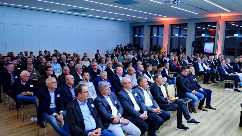 Das  Konzept geht auf – ein voller Saal und Verbandsmitglieder, die die Gelegenheit alle zwei Jahre im Herbst nutzen, um Informationen zu bekommen und miteinander ins Gespräch zu kommen. (Bild: VCG – Zietz)