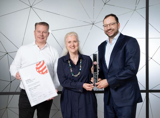 Bei der Preisverleihung (v.l.): Matthias Gronstedt (GF HHLA Sky), Angela Titzrath (Vorstandsvorsitzende HHLA) und Lars Neumann (Direktor Logistik HHLA).(Bild:  HHLA Sky)