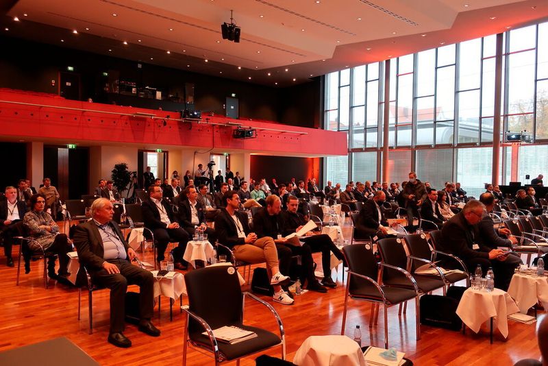Am Branchengipfel nahmen am Mittwoch insgesamt rund 600 Gäste teil. Der Großteil war per Livestream zugeschaltet. Etwa 160 Teilnehmer konnten dank eines ausgeklügelten Hygienekonzepts in der K3N-Stadthalle in Nürtingen anwesend sein. (Hahn/»kfz-betrieb«)
