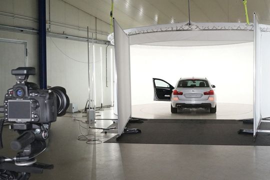 Ab in die Kabine, rauf auf den Drehteller und den automatischen Fotoprozess eingeleitet: Autohäuser können mit speziellen Anlagen – die natürlich ihren Preis haben – die Fotografie von Bestandsfahrzeugen effizient gestalten. Ab in die Kabine, rauf auf den Drehteller und den automatischen Fotoprozess eingeleitet: Autohäuser können mit speziellen Anlagen – die natürlich ihren Preis haben – die Fotografie von Bestandsfahrzeugen effizient gestalten.