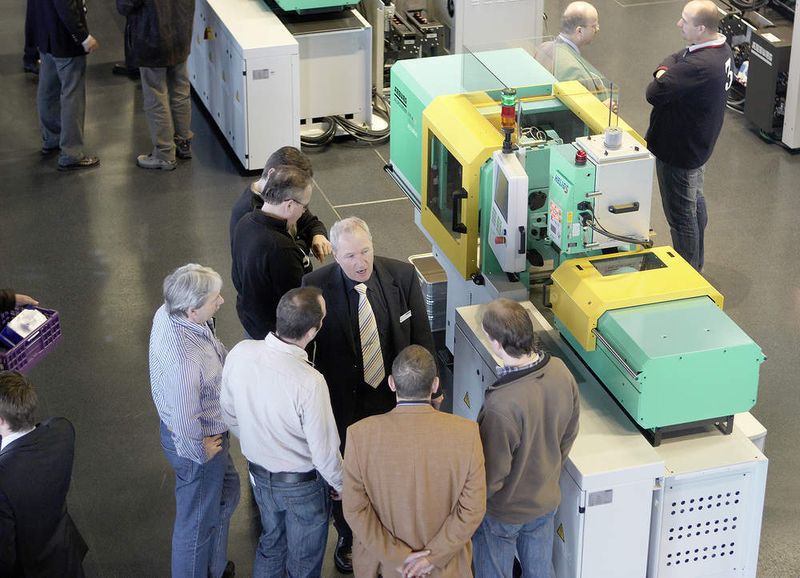 Groß war das Besucherinteresse auf den Technologie-Tagen 2009 an der elektrischen Spritzgießmaschine Allrounder 270 A mit 350 kN Schließkraft. (Archiv: Vogel Business Media)