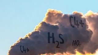 Um gesetzliche Vorschriften einzuhalten, ist die kontinuierliche Emissionsüberwachung von 
Kohlenwasserstoffen, Schwefelwasserstoff, Stickoxiden & Co. unabdingbar. (© Ralf Geithe/Fotolia.com; [M]-Götzelmann)