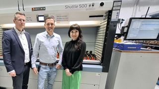 V. l. n. r.: Peter Schrumpf (Area-Manager, Coscom), Matthias Heydorn (Leiter Costing & CAD/CAM, Deloro Wear Solutions) und Fumi Machida (Marketingmanagerin, Coscom) vor dem Lagersystem «Kardex Shuttle 500», das in die Software-Lösung «ToolDIRECTOR VM» integriert ist. (Bild: Coscom)
