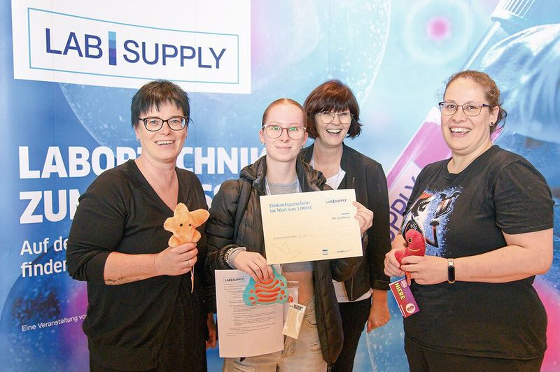 Den Abschluss jeder LAB-SUPPLY bildet das Große Gewinnspiel. Hier wird unter den um 15:30 Uhr anwesenden Teilnehmenden ein 1.000-Euro Einkaufsgutschein verlost (einzulösen bei den LAB-SUPPLY Ausstellern). Aber auch drei extragroße Plüschmikroben finden ein neues Zuhause.    Mehr Infos zu den kommenden LAB-SUPPLY-Messen finden Sie auf www.lab-supply.info (Bild: Stefan Stark)