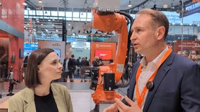Melanie Ehrhardt (leitende Online-Redakteurin) und Rolf Weidmann (Head of Engineering AMR bei Kuka) während des Kurzinterviews auf der LogiMat 2026. (Bild: DM Magazin)