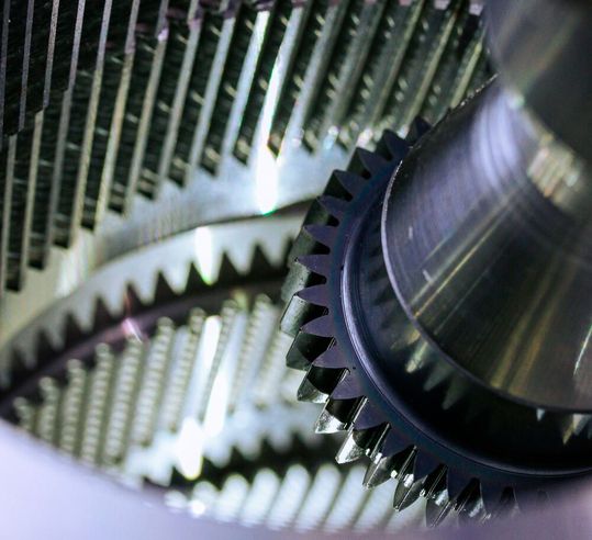 Das Wälzschälen – hier ein Blick auf diese Art der Zerspanung – ist für die Herstellung von Getriebekomponenten sehr wichtig. Doch das Verfahren will auch steuerungstechnisch beherrscht werden. Das klappt jetzt sogar für Universalmaschinen, sagen Forscher aus Chemnitz.(Bild:  Fraunhofer-IWU)