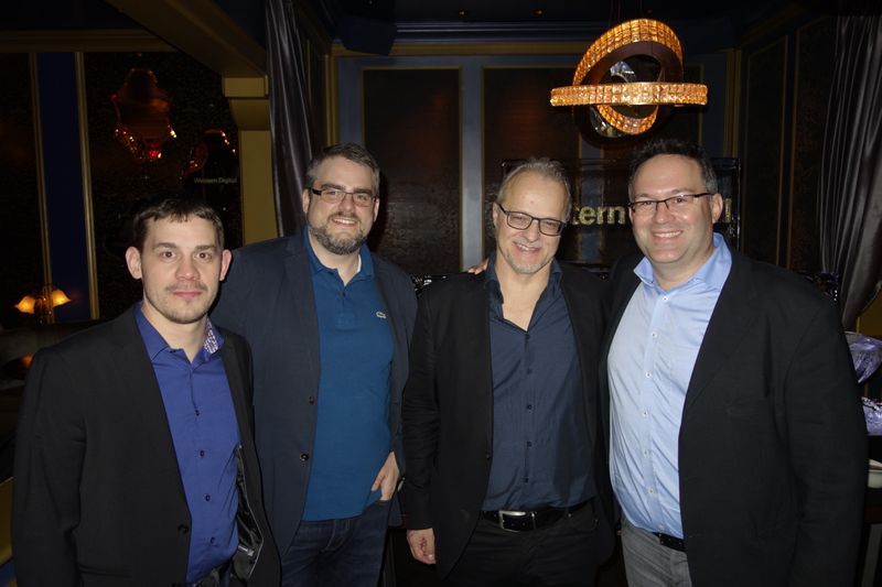 (v. l.) Marco Plitsch, Creative, Jan Kopmann und Patrick Matzinger, Littlebit, und Ingo Arnold, Interdiscount. (Bild: IT-BUSINESS)