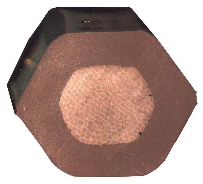 Querschliff durch eine Sechskantcrimpverbindung:  Bei dieser Form des Crimpens ist das Risiko des Leiteraderbruchs gering. (Archiv: Vogel Business Media)