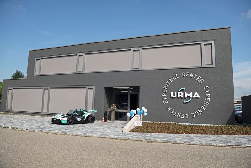 Le nouvel Experience Center crée des postes de travail supplémentaires et offre aux clients, partenaires et visiteurs une plateforme moderne dédiée à l'innovation, aux échanges technologiques et aux applications pratiques. (Source : Urma SA)